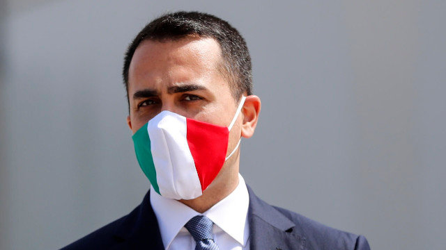 El ministro italiano Luigi Di Maio con una mascarilla con los colores de la bandera de Italia. EFE