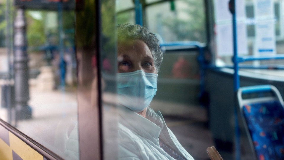 Una mujer con mascarilla en el interior de un autobús. BRAIS LORENZO