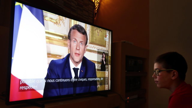 Emmanuel Macron en su mensaje a la nación.GUILLAUME HORCAJUELO (Efe)