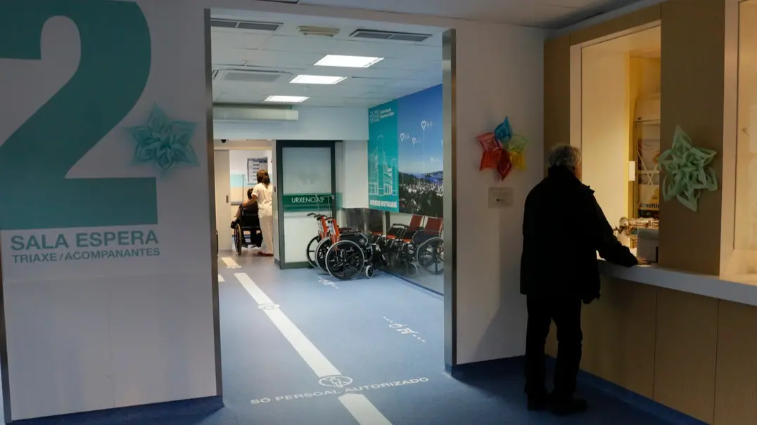 Un paciente en la admisión de Urxencias de Montecelo. DP