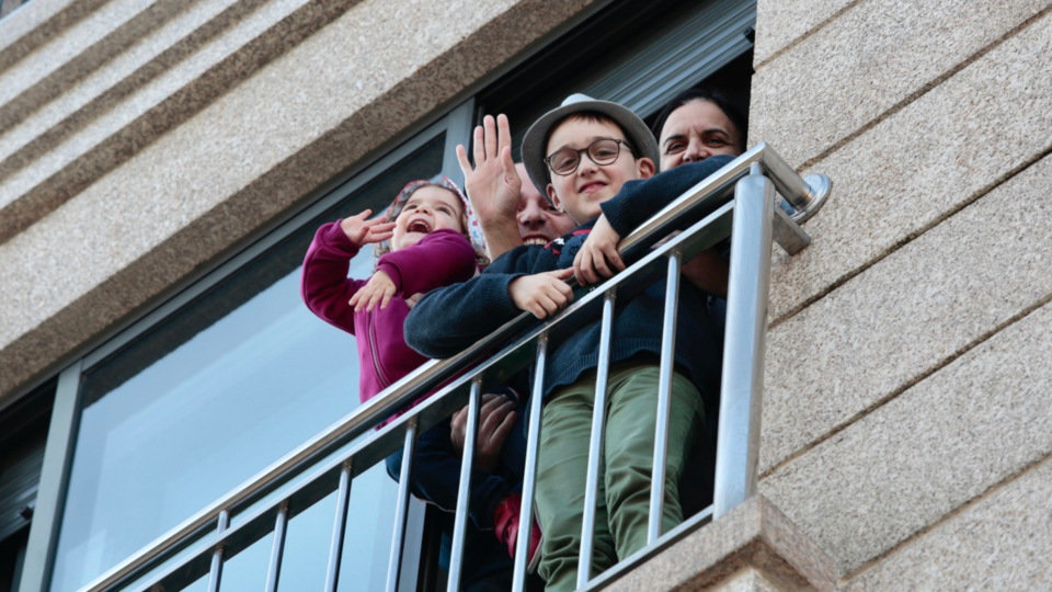 Niños en un balcón. DP