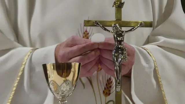 Un cura, durante la misa. KIRISVUAN77 (Pixabay)