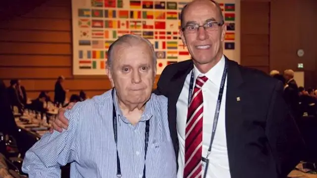 Roberto Outeiriño (izquierda) y el vicepresidente primero de la Fisu, Leonz Eder. FISU