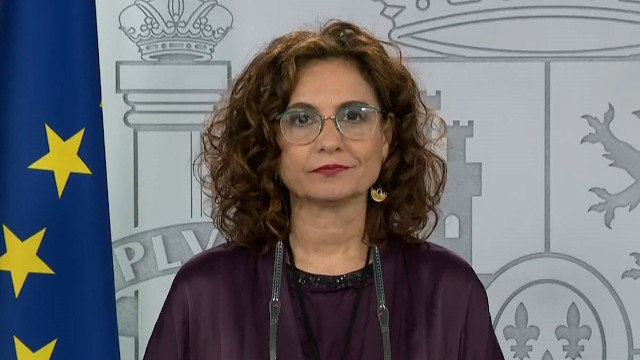 A ministra portavoz e de Facenda do Goberno, María Jesús Montero, en rolda de prensa. EFE