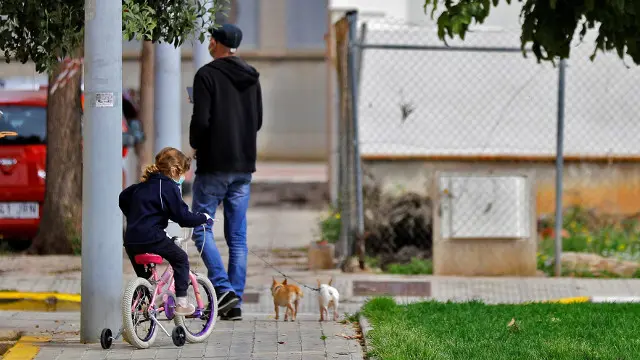 Un padre pasea con su hija y dos perros en Valencia. MANUEL BURQUE