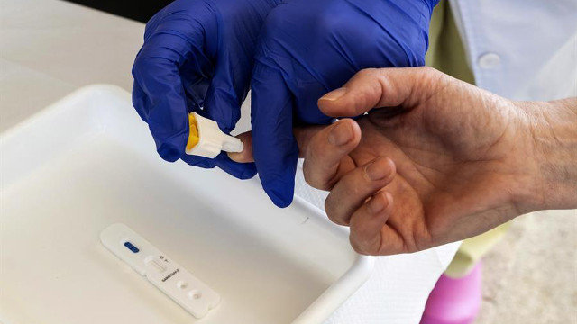 Un sanitario toma una muestra para el test de seroprevalencia. DAVID CABEZÓN