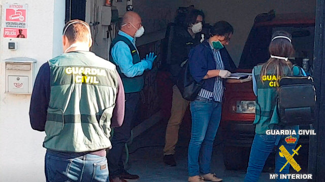 Un instante da operación desenvolvida en Vigo pola fraude na venda de máscaras. GARDA CIVIL