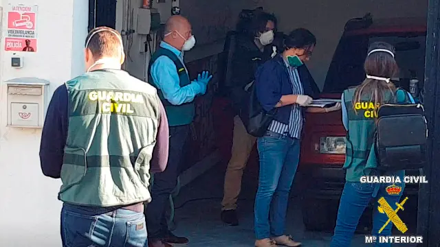 Un instante da operación desenvolvida en Vigo pola fraude na venda de máscaras. GARDA CIVIL