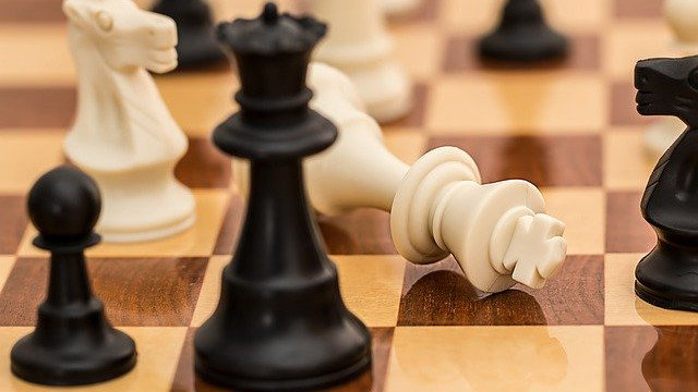 Unha partida brava de xadrez. Imagen de Steve Buissinne en Pixabay