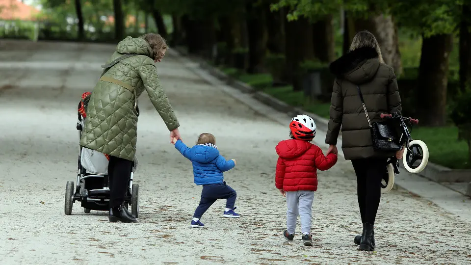Confinamiento. Niños menores de 12 años en la calle.
