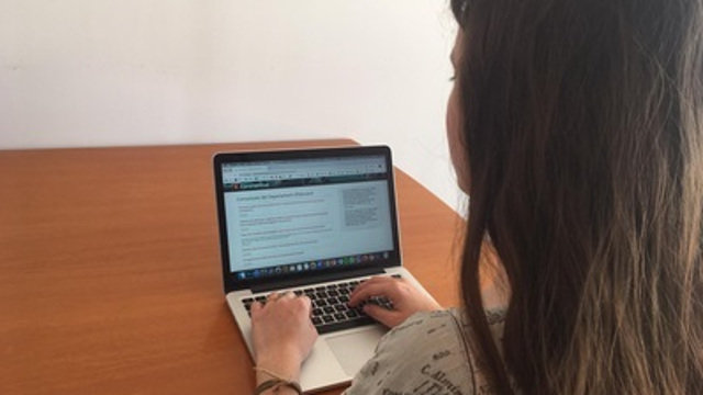 Una alumna estudia con un ordenador. EFE