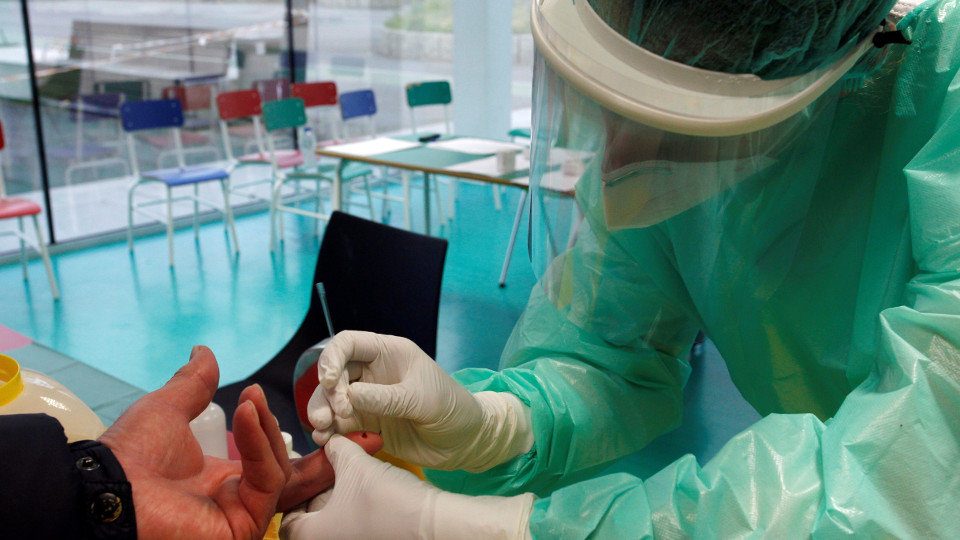 Un sanitario toma una muestra de sangre a un ciudadano para el estudio del Sergas. EFE
