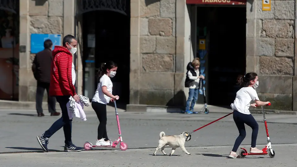 Un home e dúas nenas, de paseo. JAVIER CERVERA - MERCADILLO