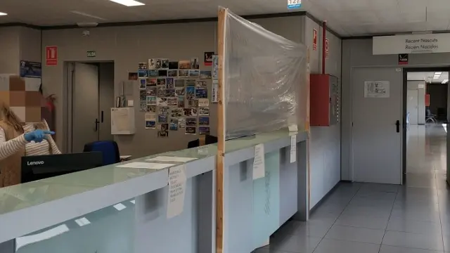 Una pantalla de plástico en un juzgado. EP