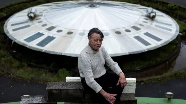 Lucio Ballesteros, en su ovnipuerto. BRAIS LORENZO (Efe)