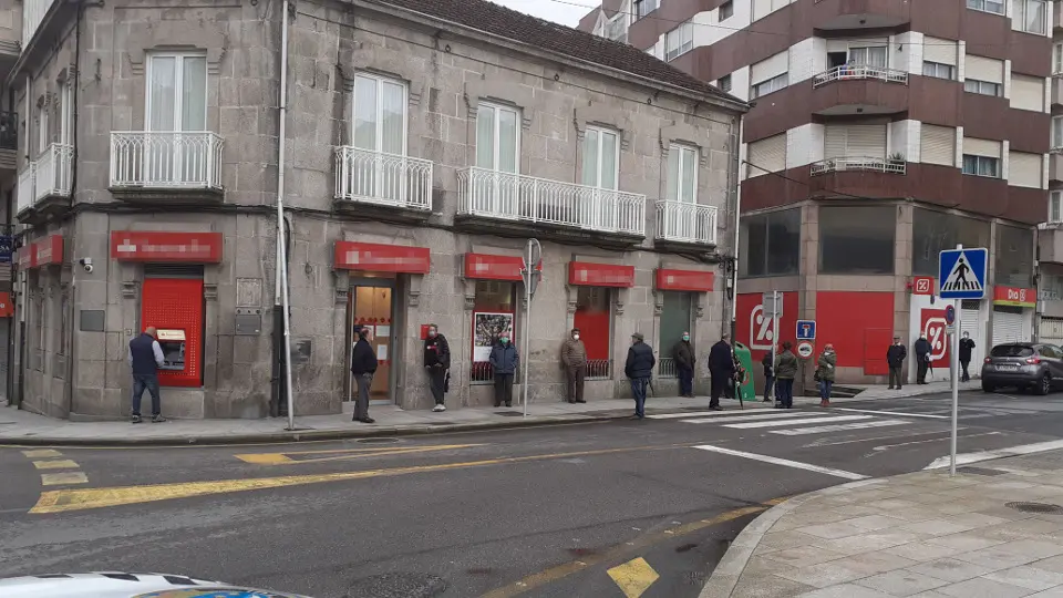 Colas en el exterior de la sucursal bancaria en Tui. AYUNTAMIENTO