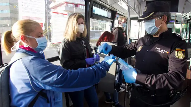 Reparto de mascarillas en Vigo. SALVADOR SAS