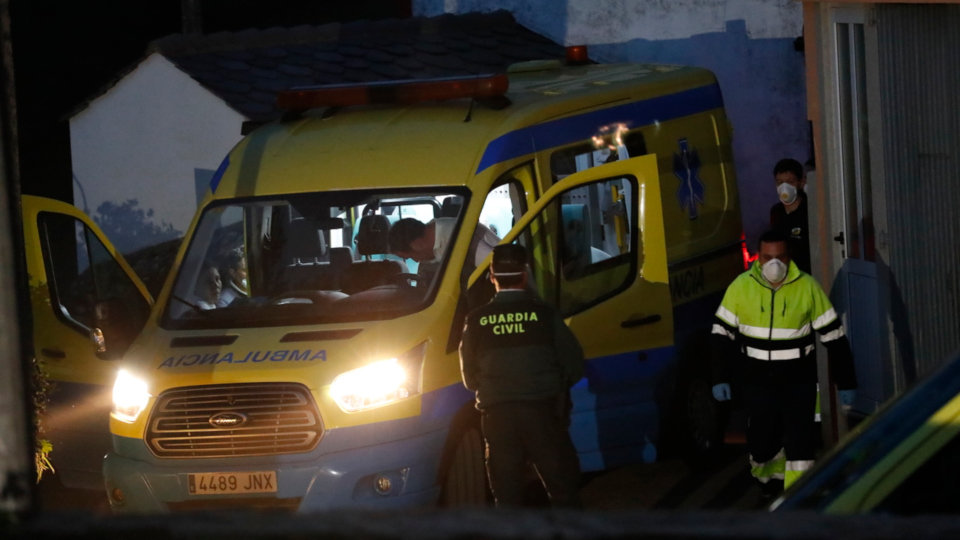 Una de las ambulancias en las que fueron evacuados los ancianos maltratados de la residencia de A Fonsagrada. EP