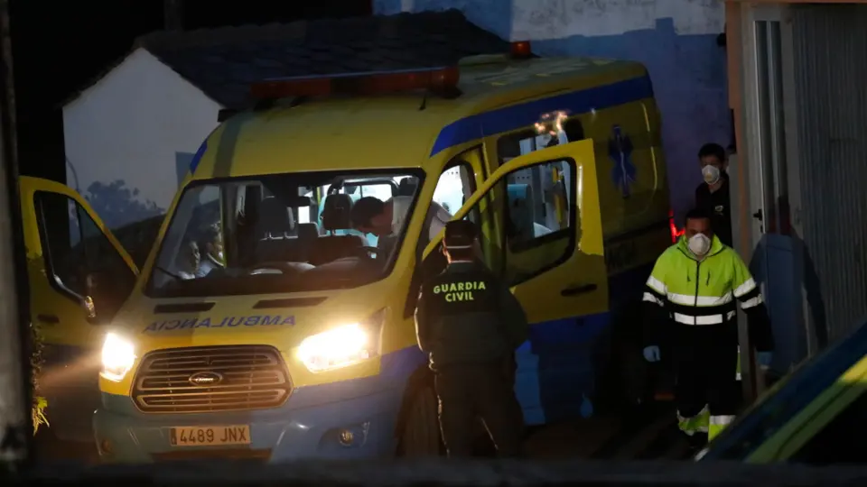 Una de las ambulancias en las que fueron evacuados los ancianos maltratados de la residencia de A Fonsagrada. EP