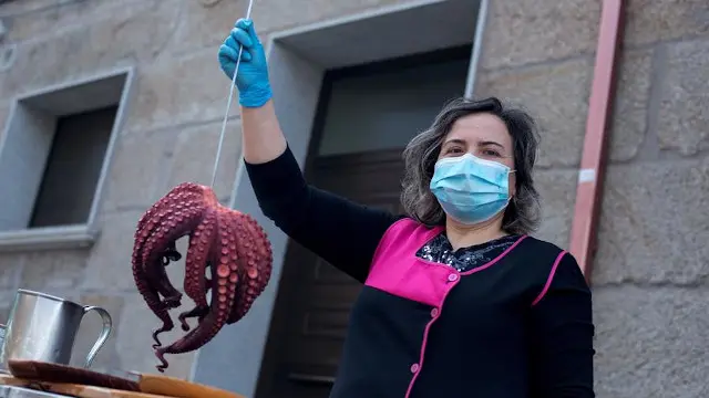 Unha pulpeira en Cea. EFE