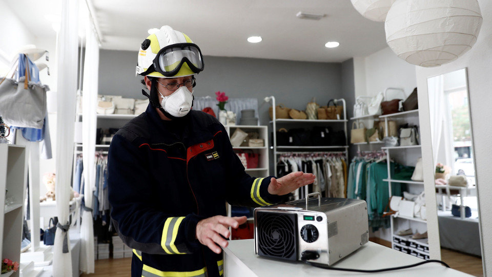 Un bombero de Fuenlabrada desinfecta un comercio con un aparato de ozono. EFE