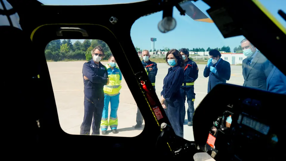 Ayuso visita un parque de bomberos madrileño. EFE