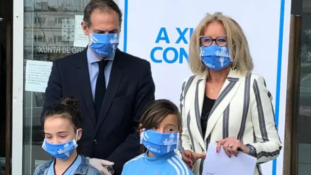 Presentación de las mascarillas con los colores y el escudo del Celta. XUNTA