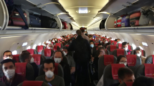 Un vuelo casi lleno, durante la pandemia.EP