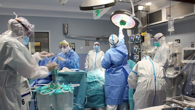 Imaxe dunha intervención cirúrxica dun paciente con coronavirus no Hospital Josep Trueta de Xirona. EUROPA PRESS