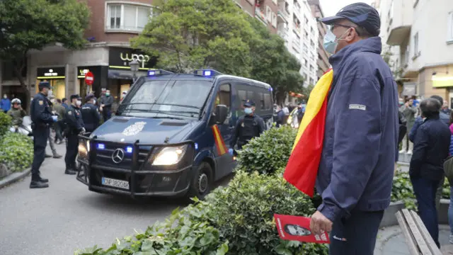 Un furgón de la Policía Nacional pasa por el Barrio de Salamanca. EMILIO NARANJO (Efe)