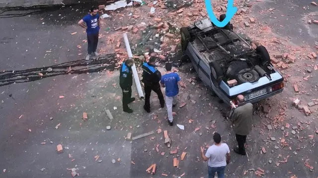 El vehículo cayó desde un primer piso. TWITTER (@pgsarria)