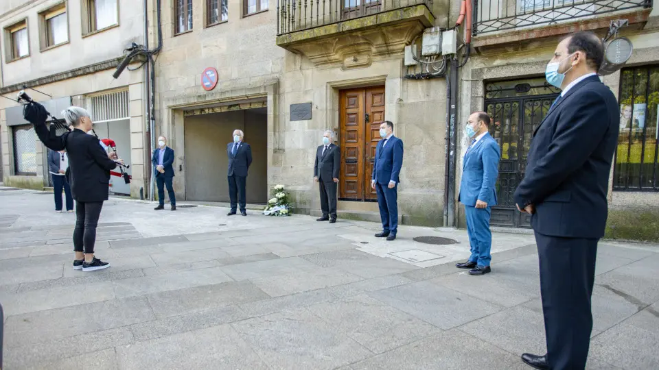 Homenaxe ás portas da casa na que viviu Carvalho Calero en Santiago. RAG
