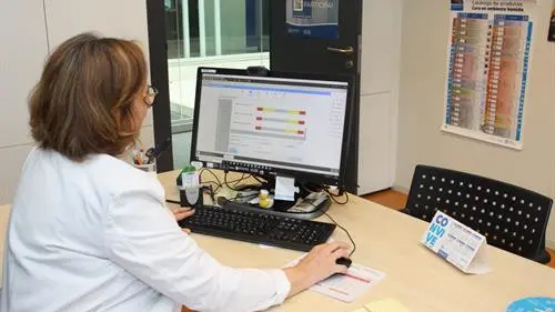 Una profesional utiliza la herramienta Telea. SERGAS