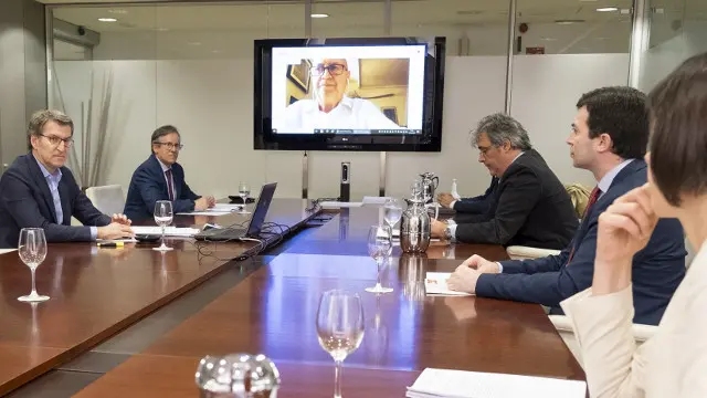 Feijóo, en la reunión con los partidos de la semana pasada. DAVID CABEZÓN