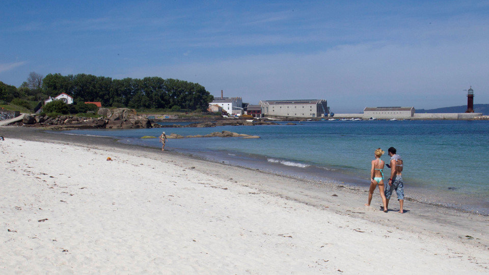 Una pareja pasea este lunes por la playa de Carril, en Vigo. EFE