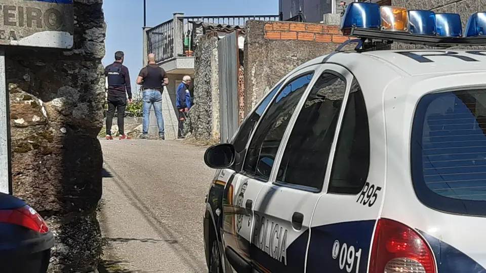 Agentes custodian la vivienda donde se encuentra encerrado el vecino de Cea. F.S