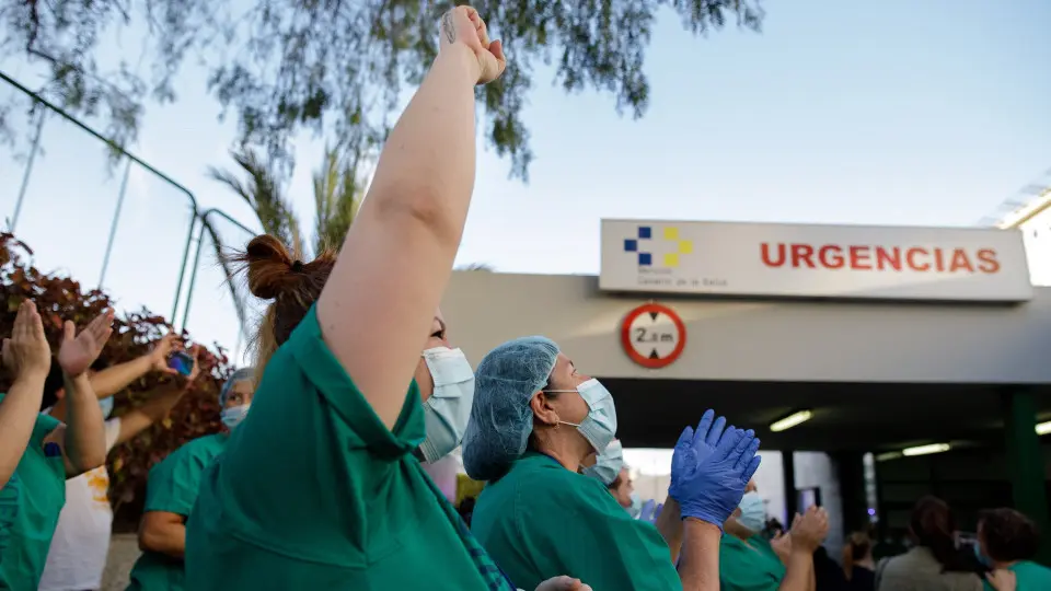 Sanitarios a las puertas de un hospital. EFE