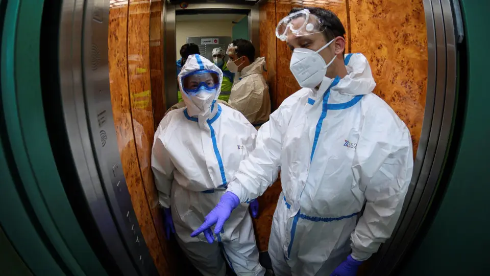 Personal de una Uvi movil durante una intervenci&oacute;n en un posible caso de covid en un domicilio en Madrid. EFE