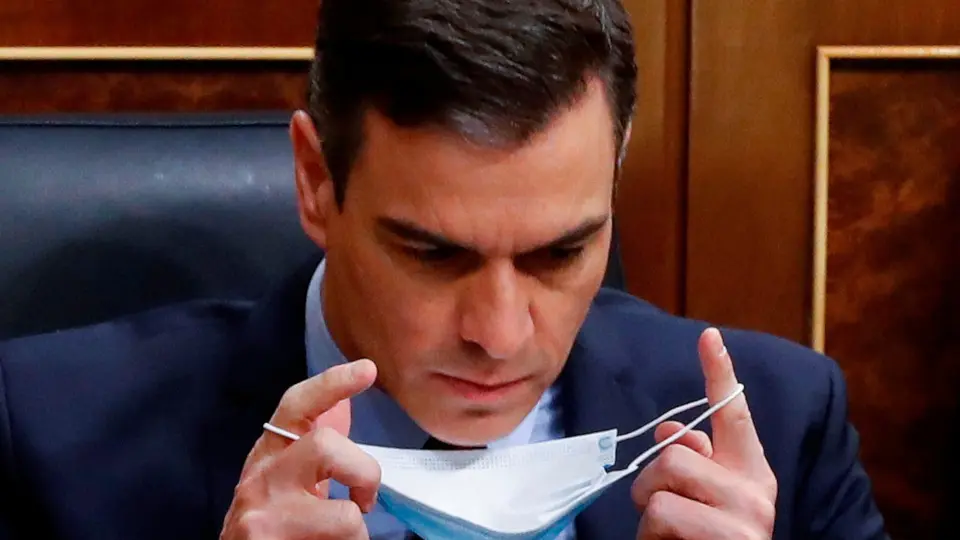 Pedro Sánchez se coloca una mascarilla, este miércoles en el Congreso. BALLESTEROS (EFE)