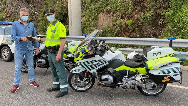Entrega da carteira extraviada nun control na Gudiña. GARDA CIVIL