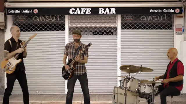 Los Enemigos, nun momento do vídeo.YOUTUBE