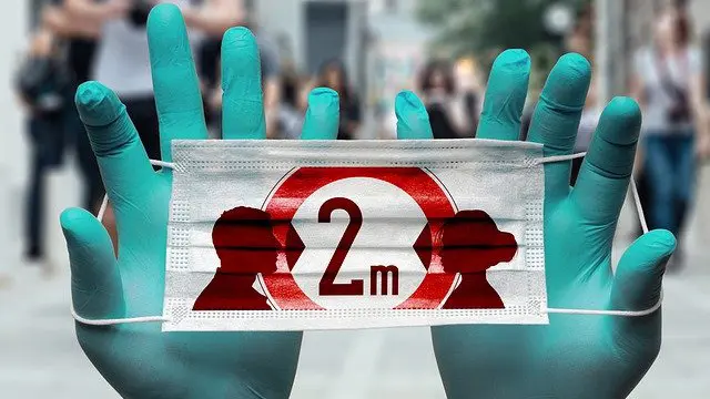 Una mascarilla con una ilustración alusiva al distanciamiento social.