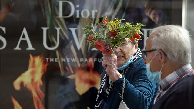 Personas mayores de paseo por Santiago. PEPE FERRÍN (AGN)