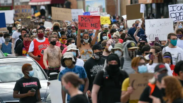 Os cidadáns se manifestan contra a brutalidade policial cara aos afroamericanos.CRAIG LASSIG (Efe)