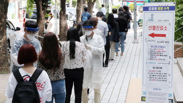 Varias personas esperan para hacerse las pruebas del Covid en Bucheon, Corea del Sur.EFE