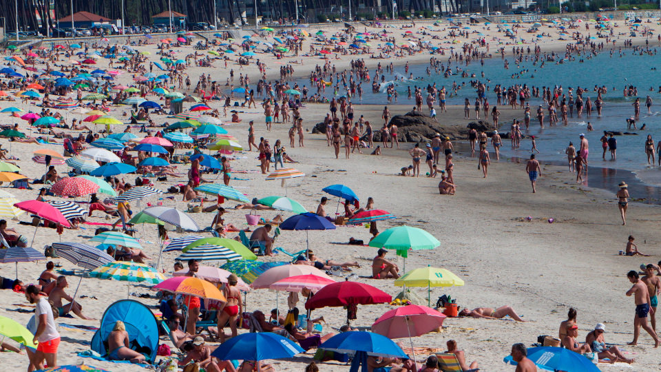Gente disfrutando del calor en la playa. SALVADOR SAS (EFE)