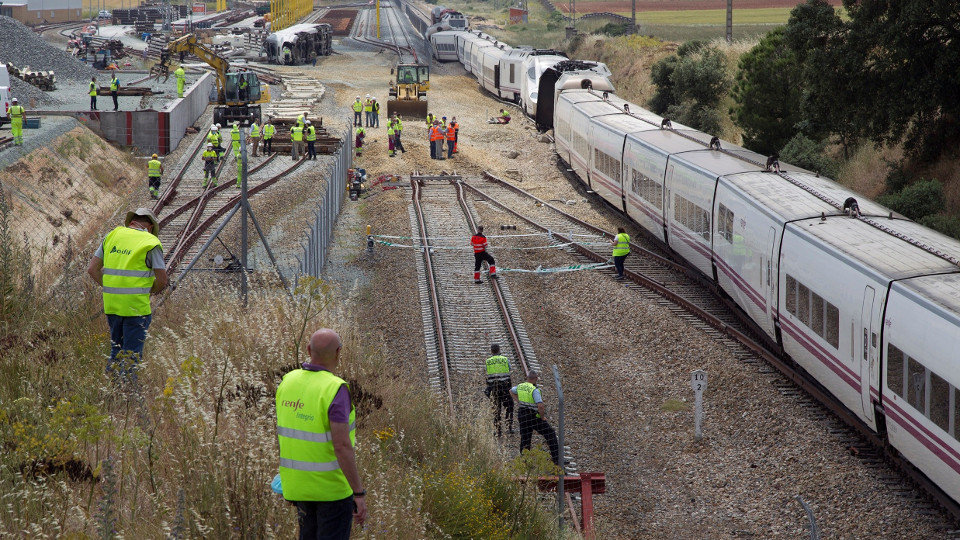 Operarios acordonan el lugar en el que se produjo el descarrilamento de un tren Alvia en La Hiniesta, Zamora. EFE