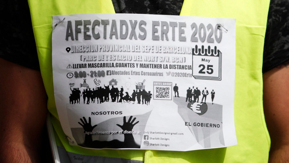 Cartel mostrado durante una manifestación contra el retraso en el pago de la prestación por los Erte. ALEJANDRO GARCÍA (EFE)