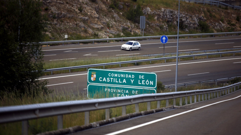 El Progreso desprazouse este xoves desde Lugo a León pola A-6 e a N-VI, constatando a ausencia de controis e de circulación. VITORIA RODRÍGUEZ