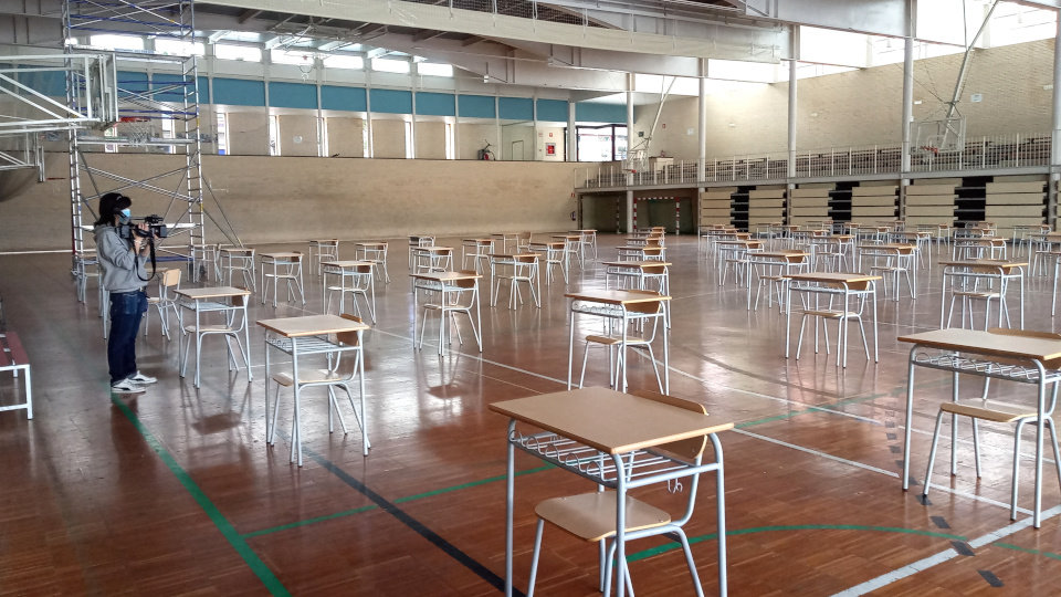 Un colegio de Bilbao prepara el polideportivo para hacer exámenes. EFE